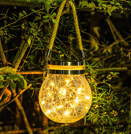 Feu un bon ús de les làmpades d'energia solar per crear un ambient càlid i acollidor al balcó.