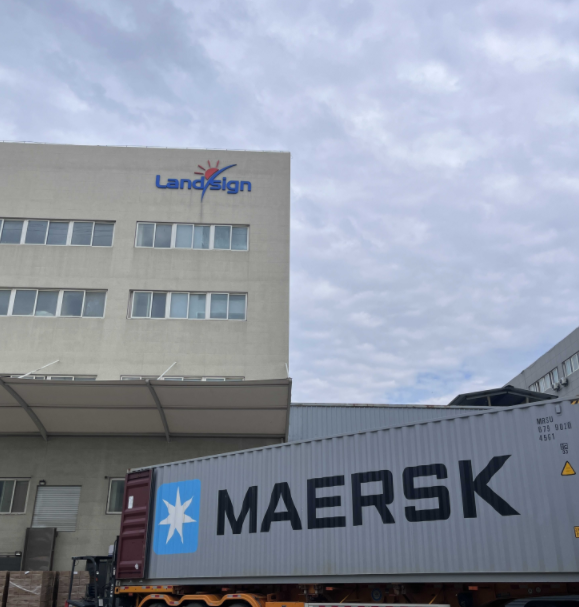 La càrrega i l'enviament de contenidors a primera hora del matí comença a Landsign