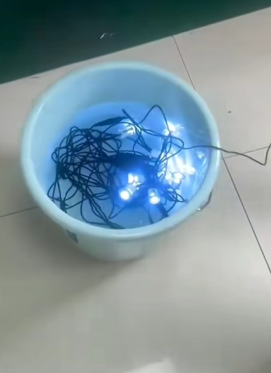 Les bombetes de coberta es sotmeten a proves d'impermeabilitat submergides a l'aigua