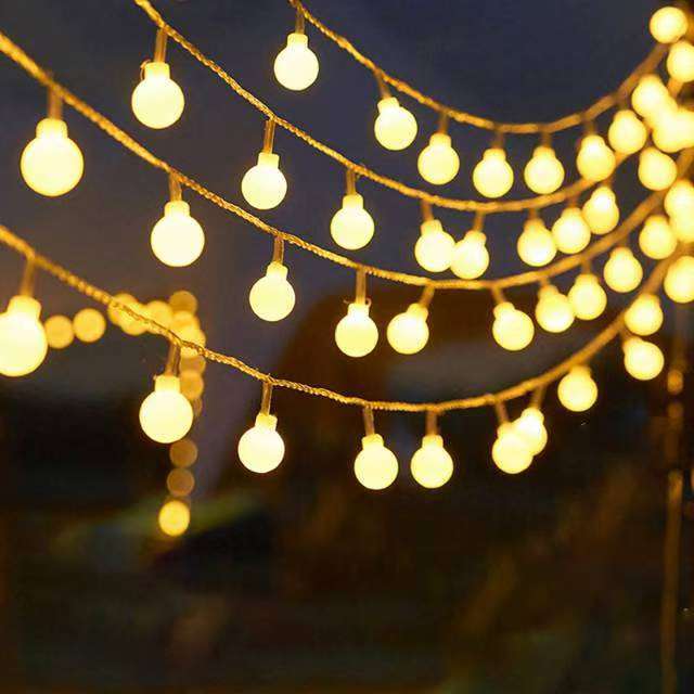 Com les llums de corda de decoració solar transformen els espais exteriors de manera eficient?